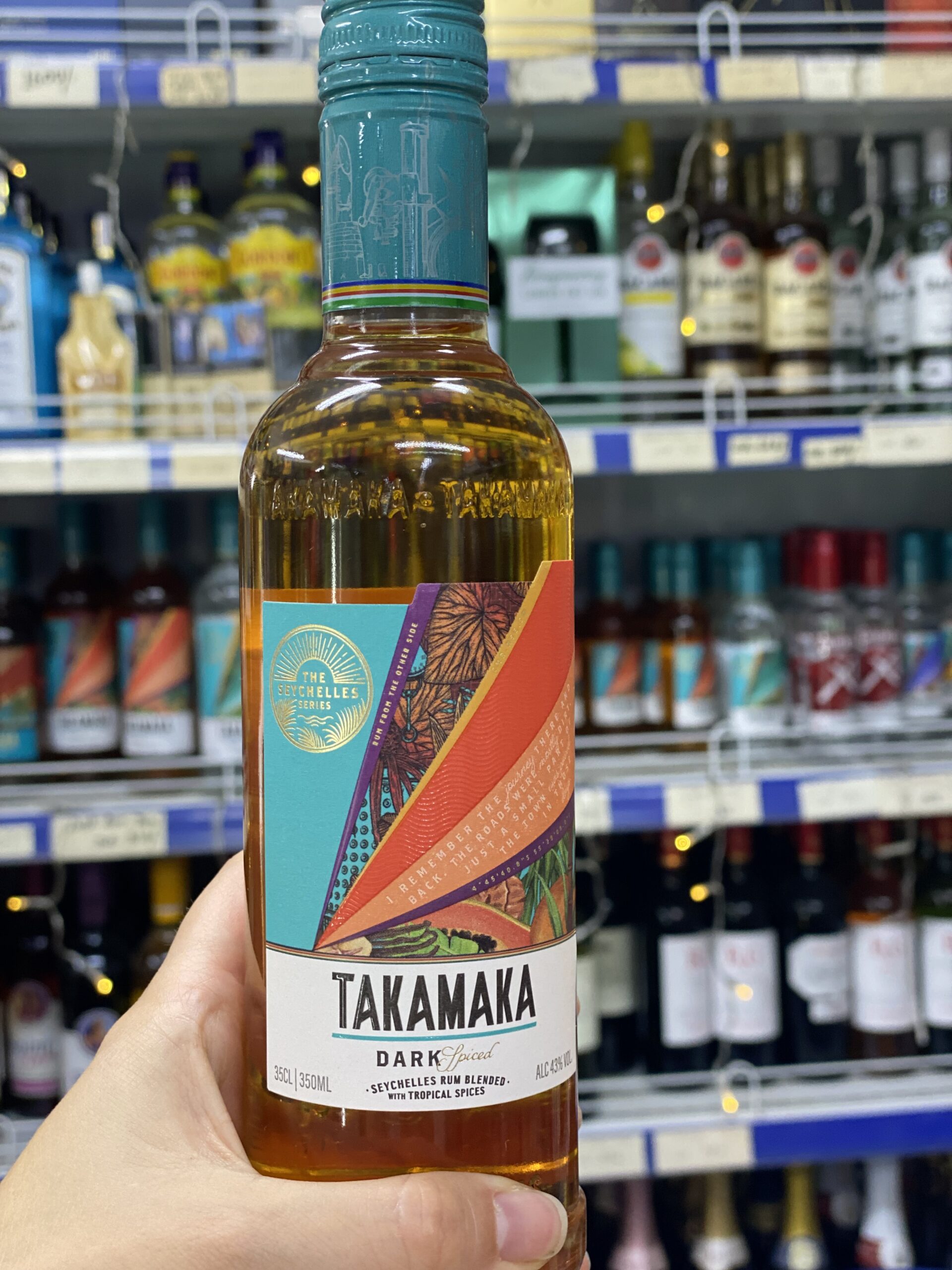 Übrigens wird der Takamaka Rum auf der Insel Mahé produziert. Dort kannst du die Brennerei auch besichtigen.