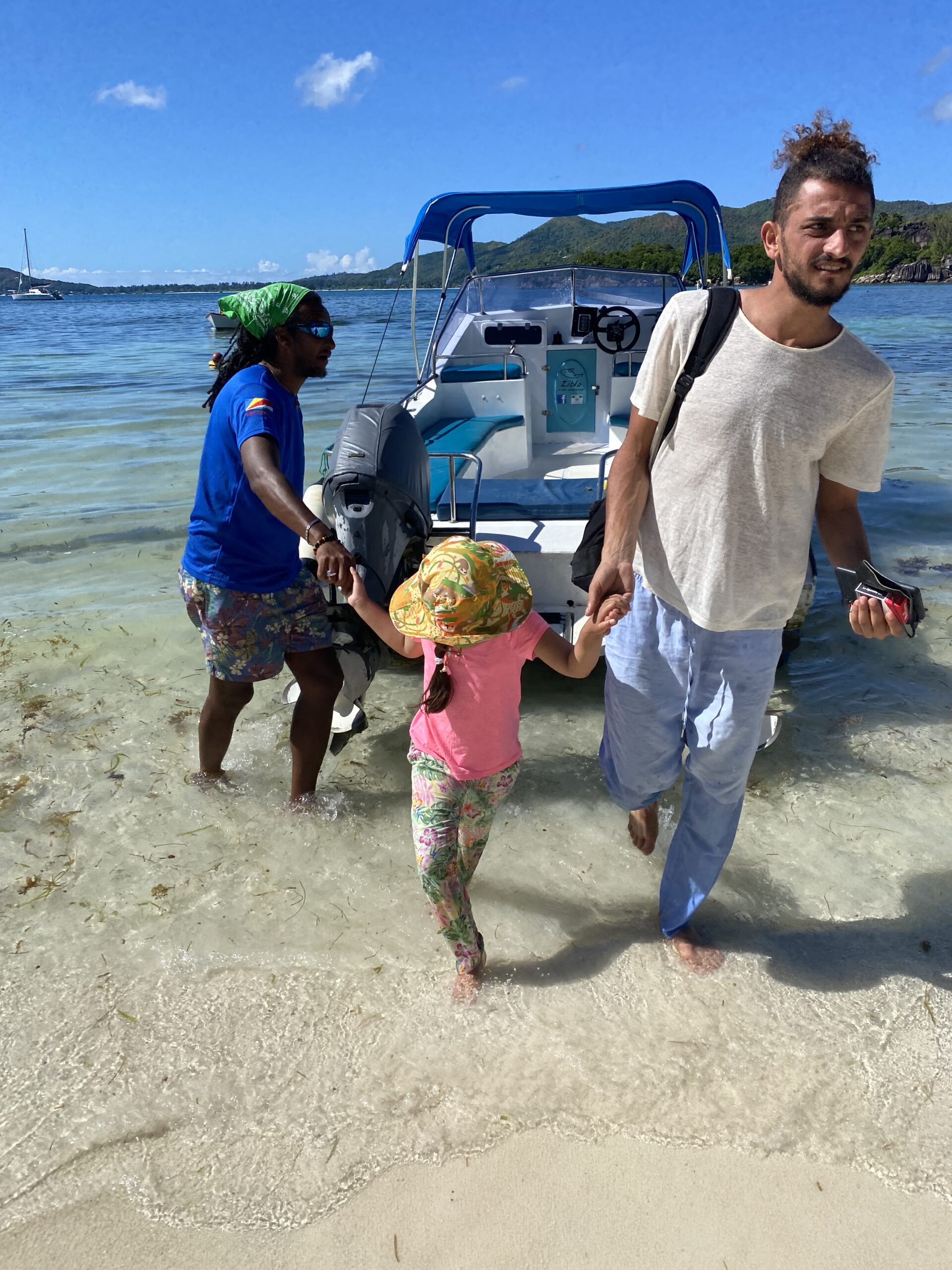 Unternimm eine Bootstour um die Insel, um die umliegenden Inseln und Riffe zu erkunden