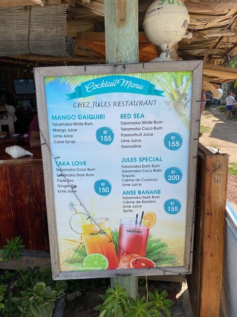 Dieses Restaurant ist bekannt für seine kreolische Küche und bietet eine große Auswahl an Meeresfrüchten, Currys und gegrilltem Fisch.