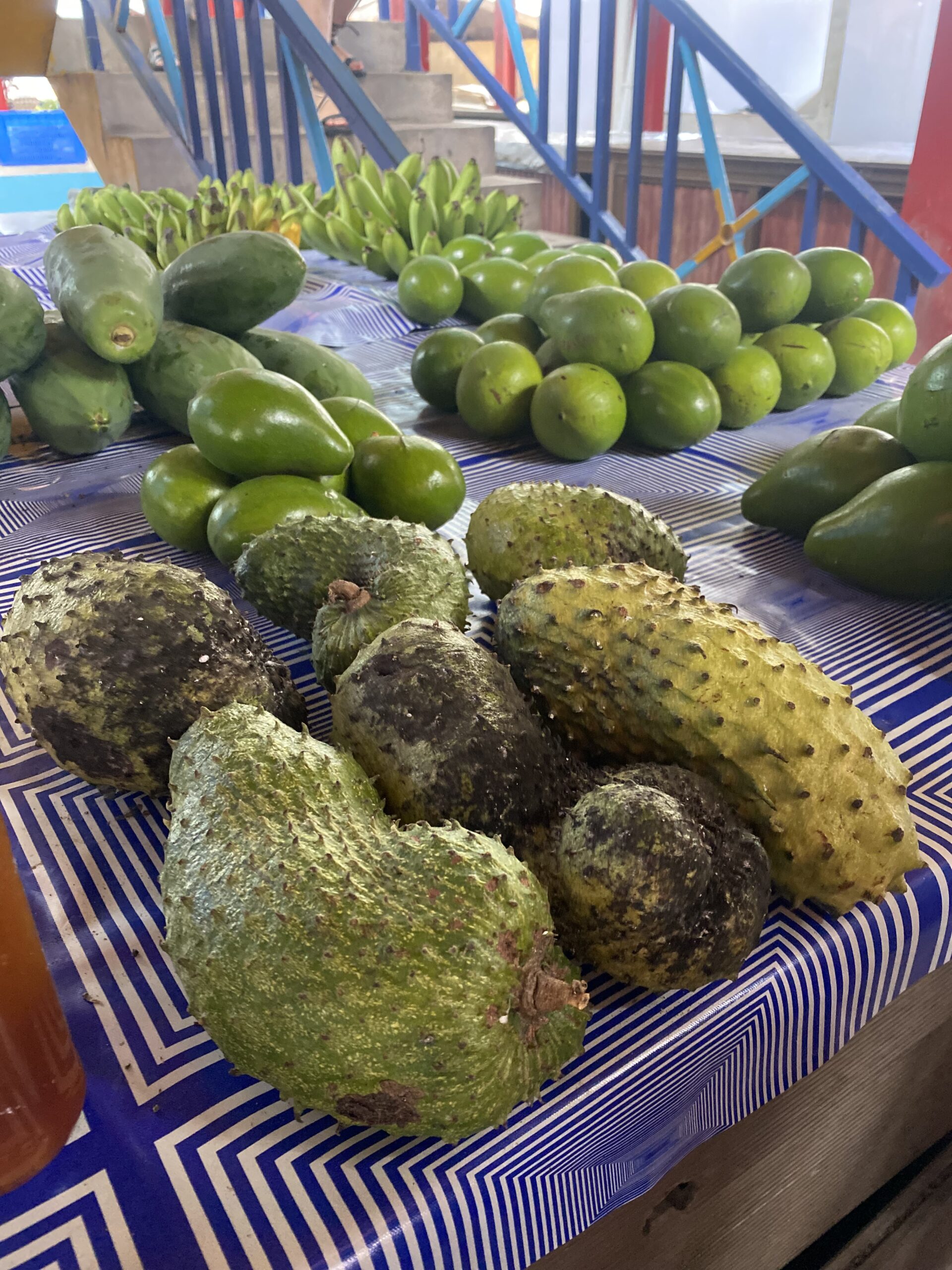 Auf den Seychellen kannst du viele tropische Früchte probieren, die es bei uns nicht gibt. Z.B. Corossol (auf dem Foto), oder frische Maracujas.