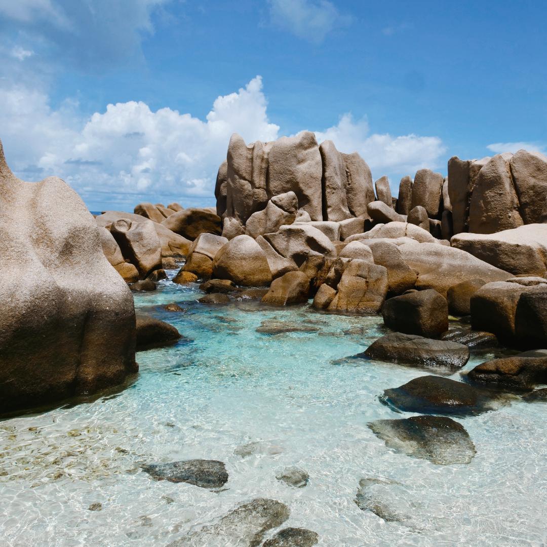 Der Anse Marron ist einer der schönsten Strände auf der Insel La Digue in den Seychellen. Er ist bekannt für seine unberührte Natur.
