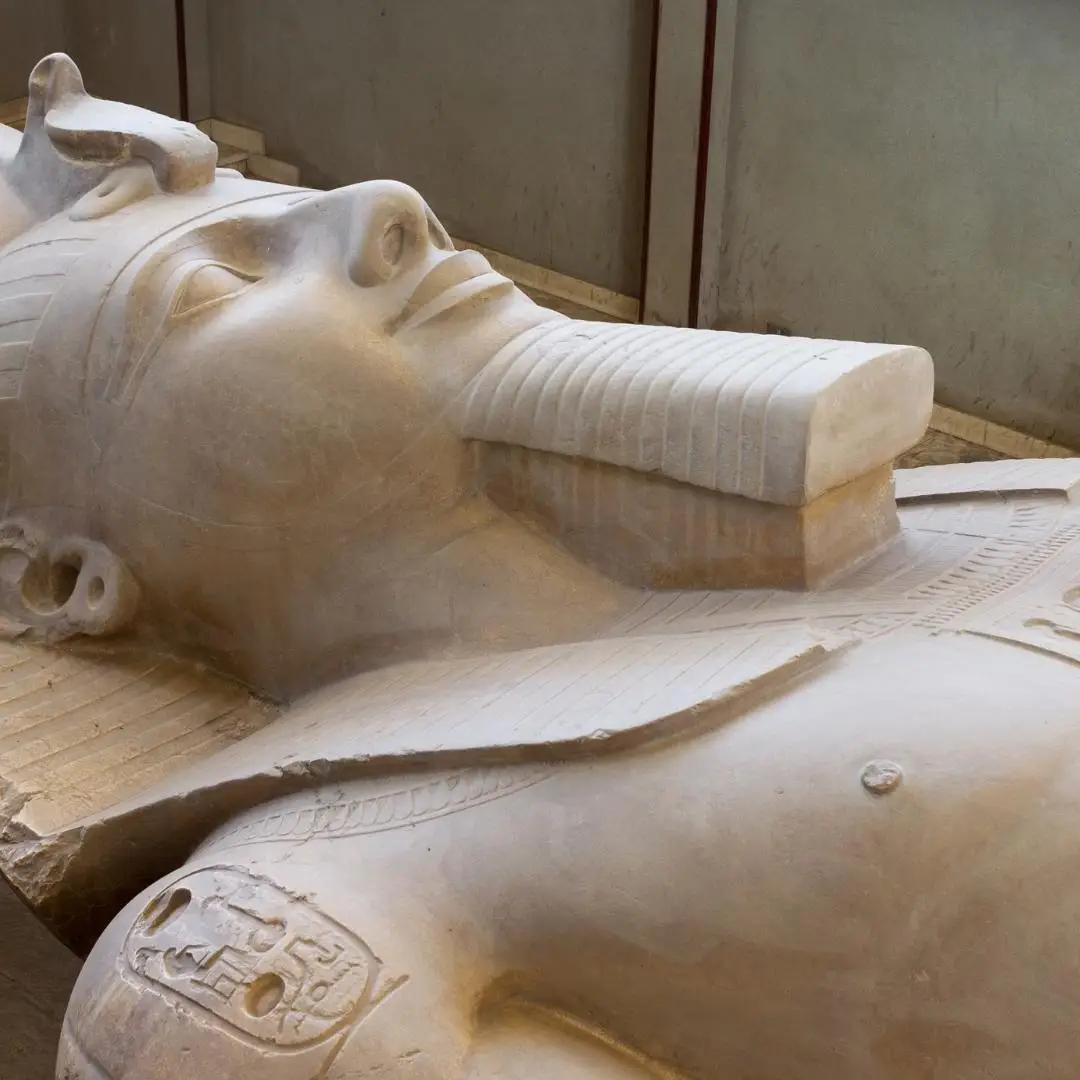 Die kolossale Kalksteinstatue von Ramses II