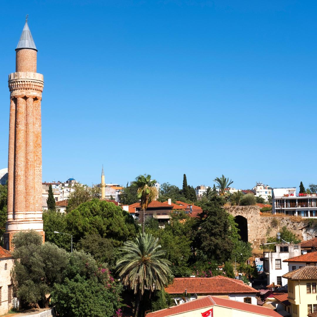 erbaut. Es ist Teil des Yivli Minarett-Komplexes, zu dem auch eine Moschee und eine theologische Schule (Medrese) gehören