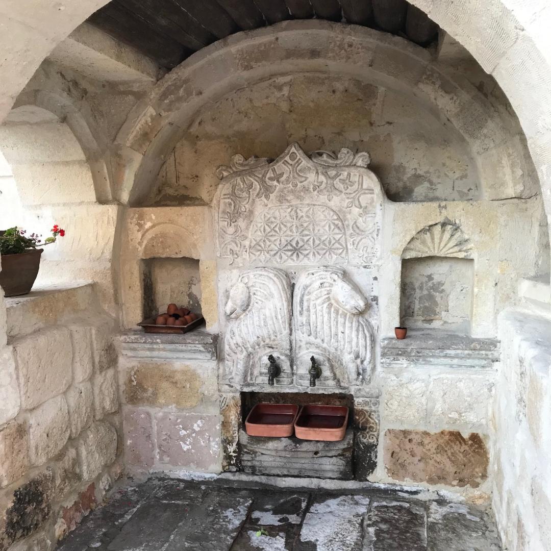 Weinbar mit Rot- und Weißwein