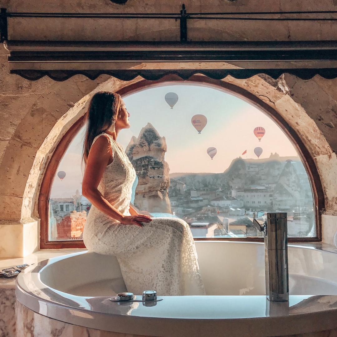 Besonders empfehlenswert ist die Suite mit einem Kingsize-Bett und einem Whirlpool mit atemberaubendem Ausblick und einer privaten Terrasse