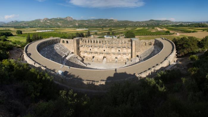 Wenn du die antike Stadt Aspendos besuchst, um ihr gut erhaltenes römisches Theater zu sehen, eines der am besten erhaltenen weltweit.