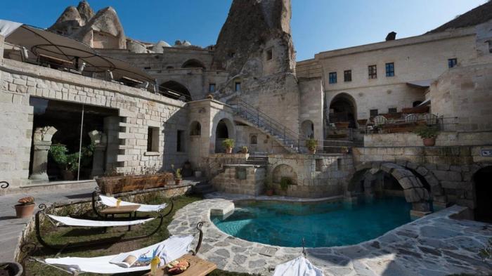 Das Anatolien Houses Cave Hotel & Spa in Göreme ist eine charmante Unterkunft, umgeben von acht Feenkarminen, in einer zentralen Lage und ist nur etwa 10 Minuten zu Fuß vom Zentrum entfernt.Höhlenhotels