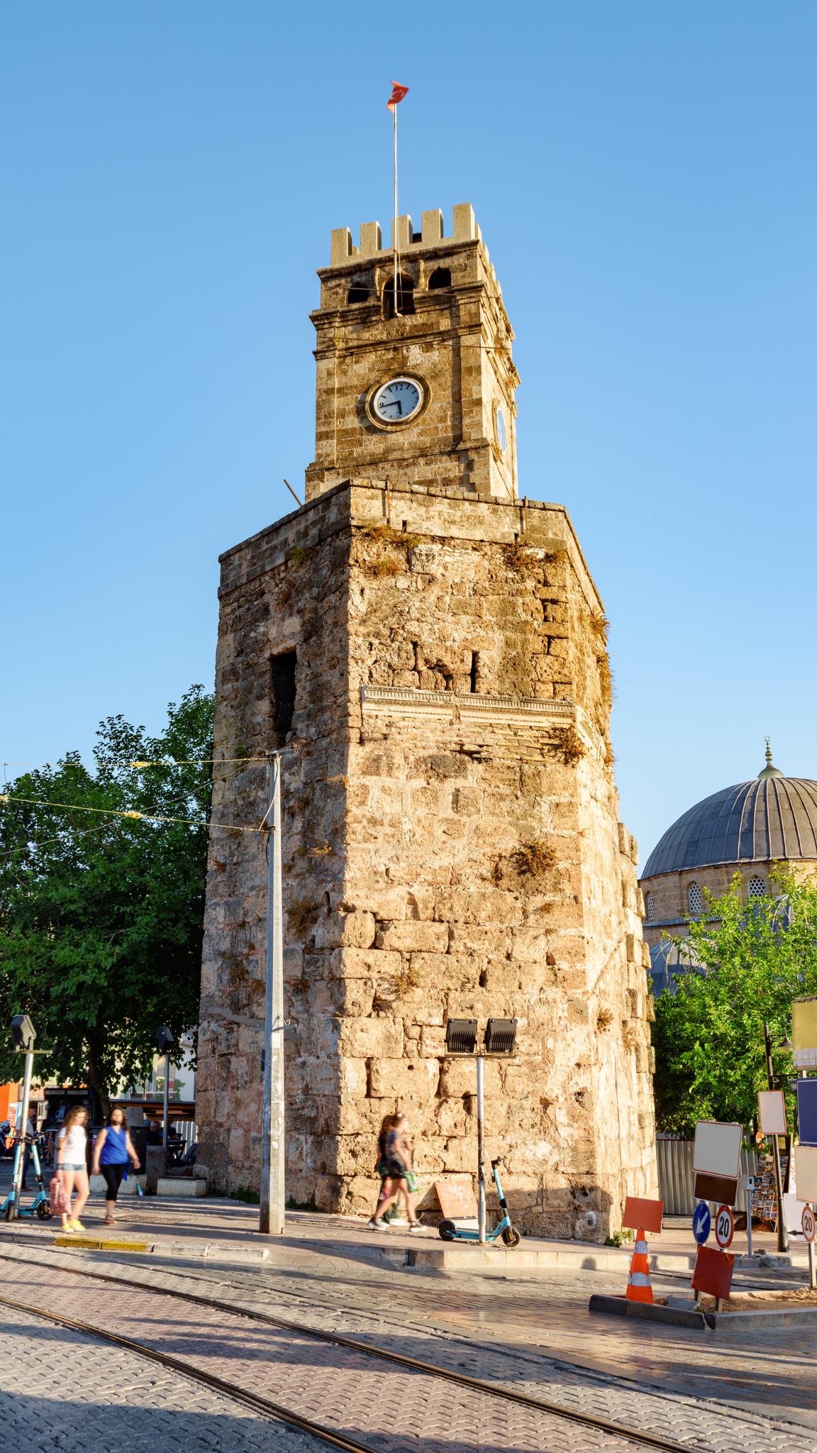 er Antalya Clock Tower, bekannt als "Saat Kulesi" auf Türkisch, ist ein ikonisches Wahrzeichen im Herzen von Antalya, Türkei.